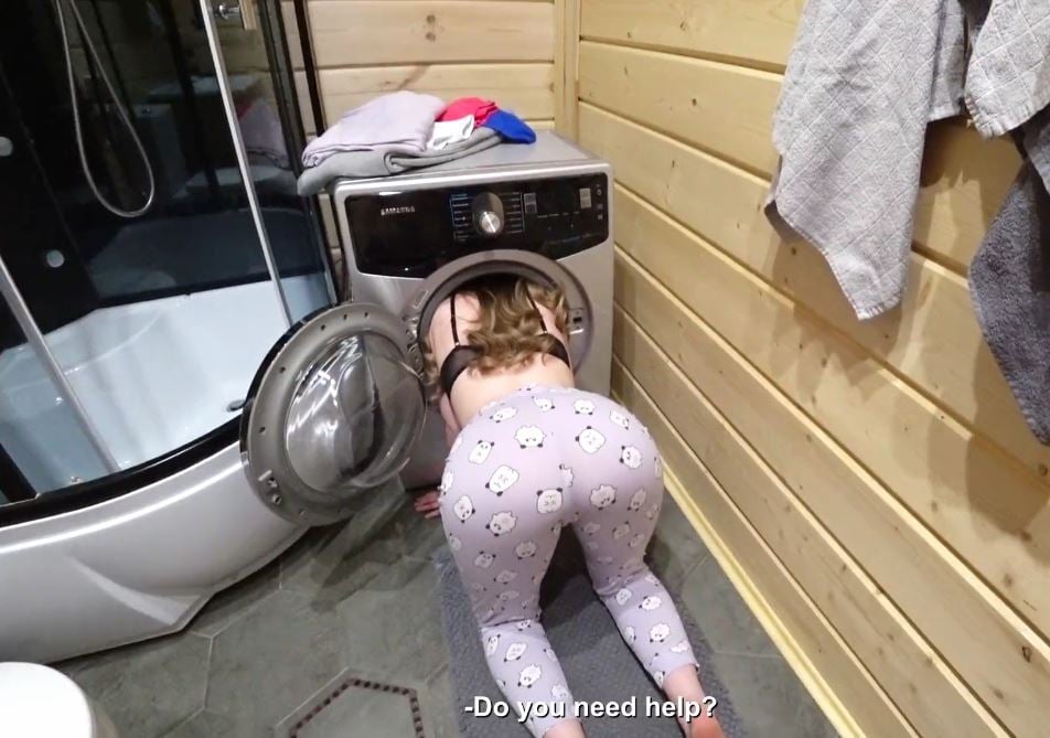 Địt em kế đang chổng mông kẹt ở máy giặt
