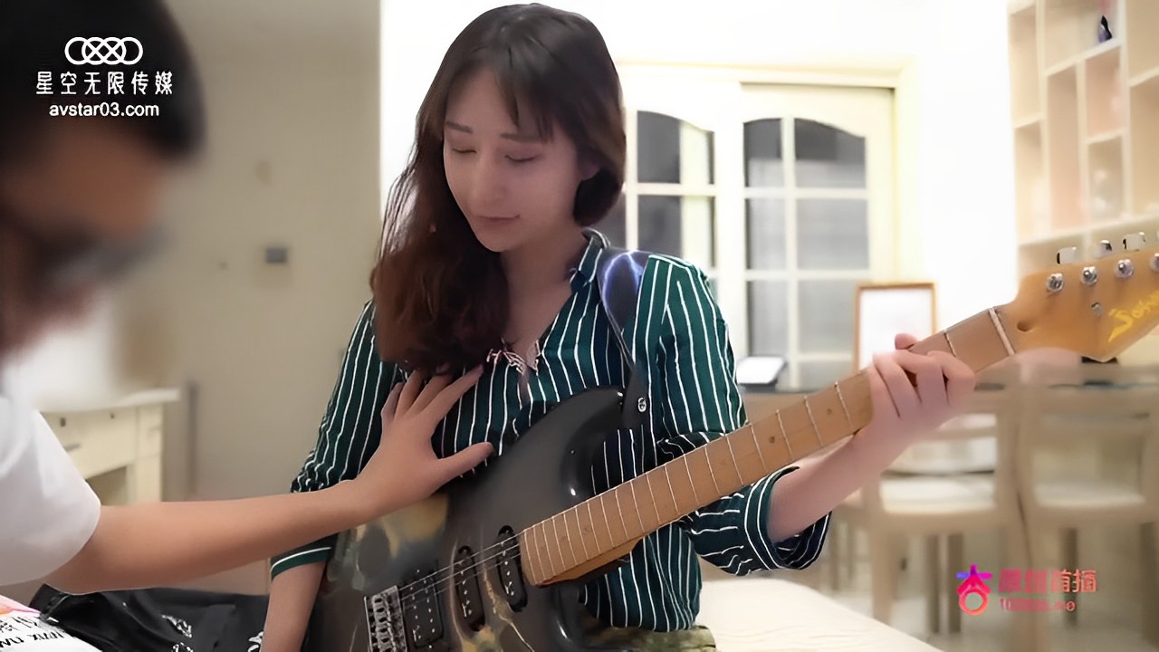 Cô giáo dạy đàn xinh đẹp và cậu học trò mù cu to